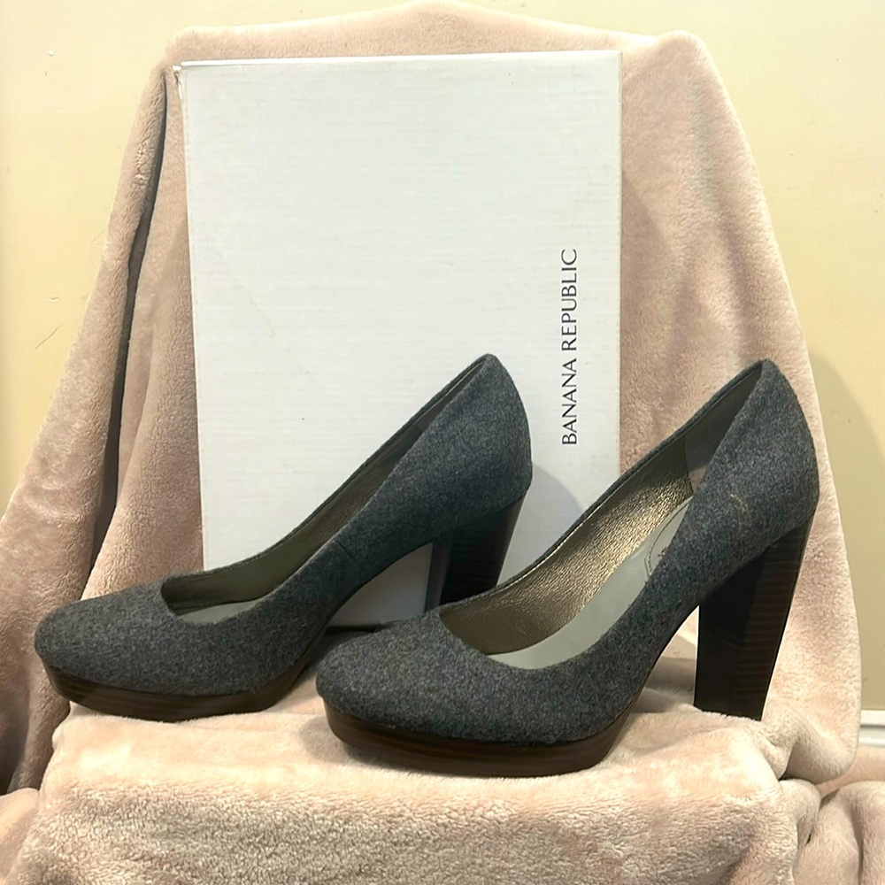Gorgeous slate Banana Republic Union  size 8 block heel. Worn once.
